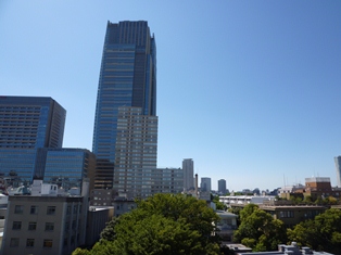 玄関を出た先には、三河台公園の緑と東京ミッドタウンを望みます！